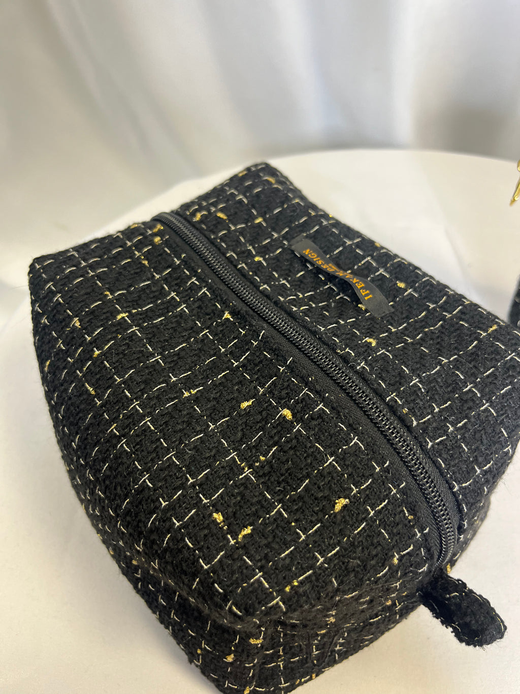 Pochette en tweed noir paillé doré