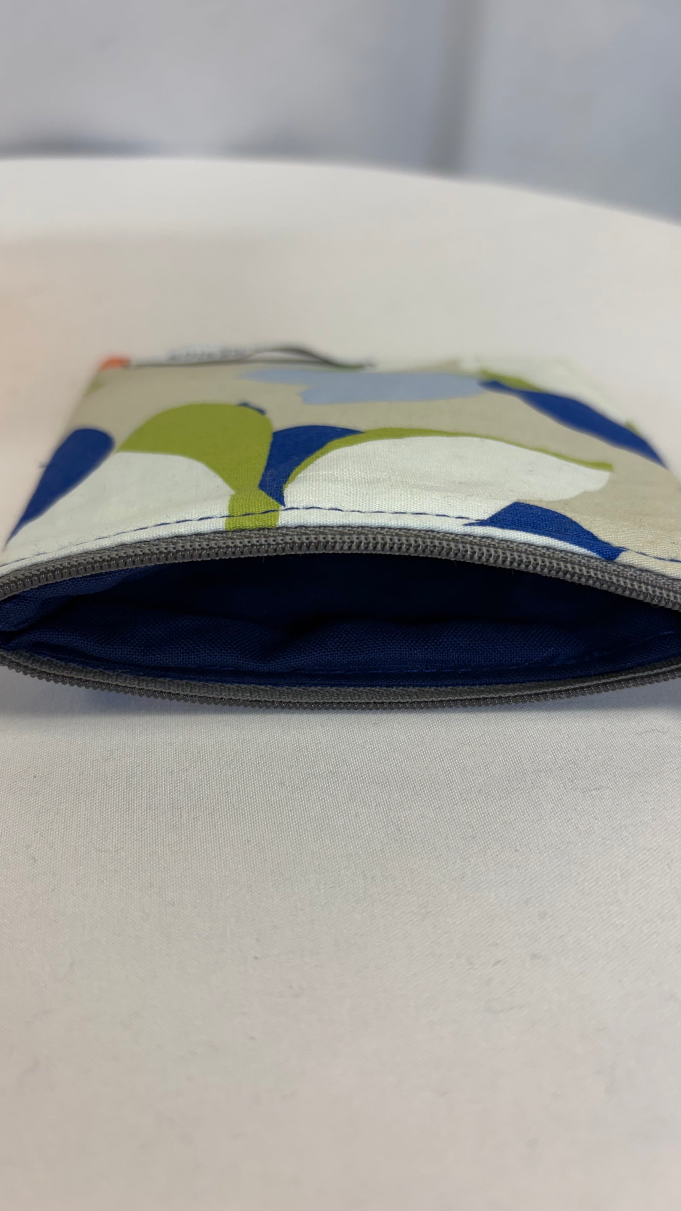 Petite pochette plate fleurie colorée